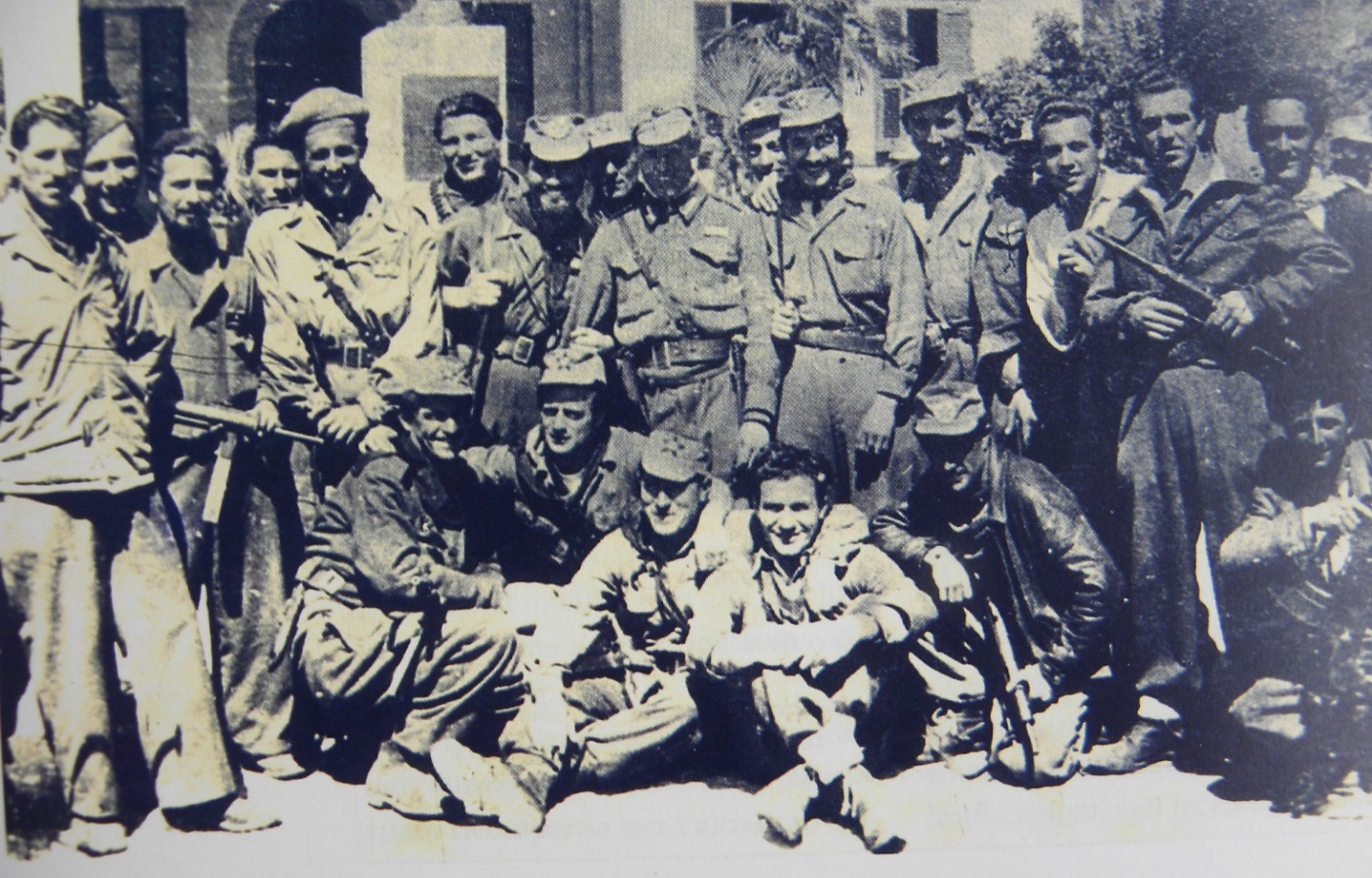 Nella fotografia sottostante, scattata a Brugnato e risalente a qualche giorno prima della Liberazione, sono presenti partigiani provenienti da formazioni garibaldine della IV Zona, di cui forniamo