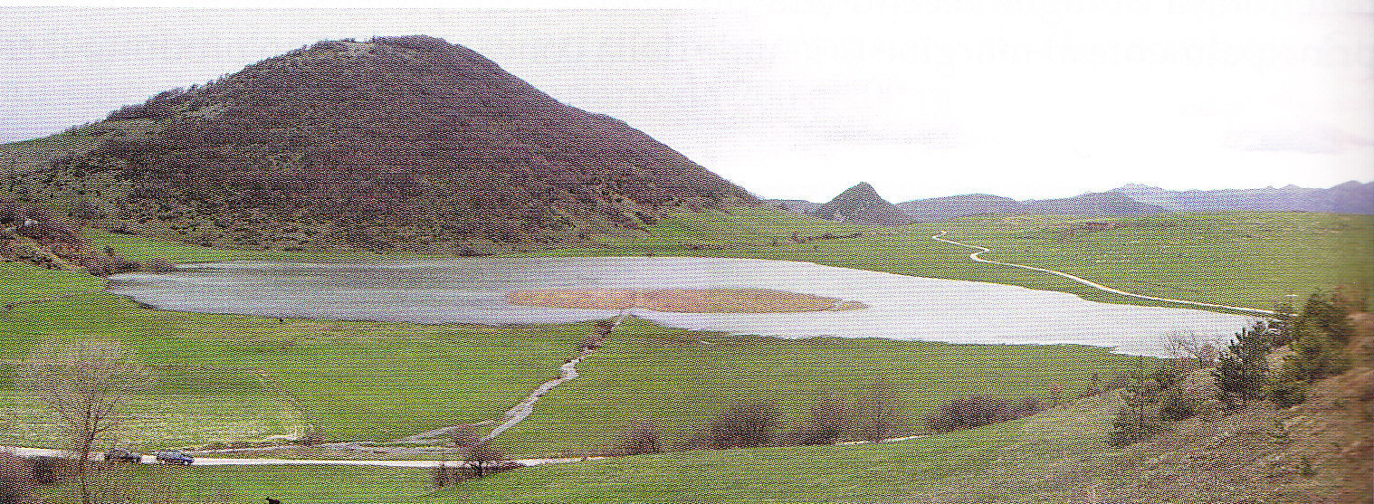 Piano inferiore di Monte Lago (890 m s.l.m.) In tempi storici era presente un bacino lacustre, la cui esistenza è registrata anche nei depositi sedimentari sottostanti la piana attuale.