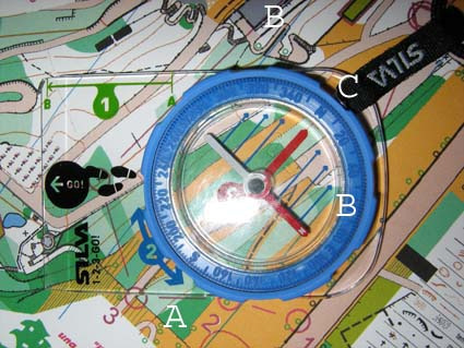 Allineare il lato lungo della bussola (A) sulla linea che unisce il punto 2 al punto 3; 3.