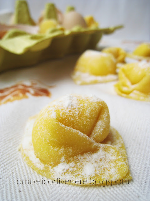 Cuocete la pasta, scolatela e condite con la salsa rimescolando bene.