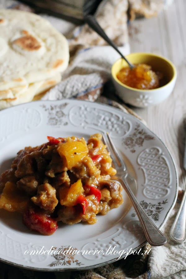 SPEZZATINO DI POLLO AGRODOLCE CON PEPERONI E NAAN BREAD per 2 persone per lo spezzatino 400 g di brodo di pollo 350 g di anche di pollo (peso senza osso e pelle) 80 g di peperone