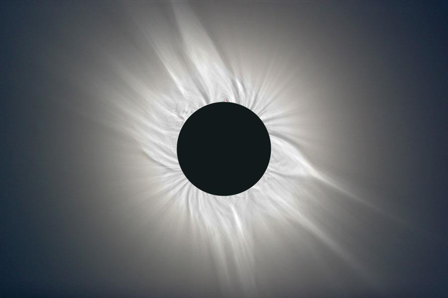 Lo strato più esterno è la corona solare, che normalmente non è visibile ma lo diventa in occasione delle eclissi totali di Sole e che si estende nello spazio per decine di milioni di chilometri in