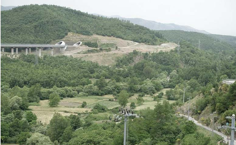 Foto 26 Panoramica dell imbocco sud della nuova GN03 Deruitata. Foto 27 Panoramica della vegetazione in fase di sviluppo.