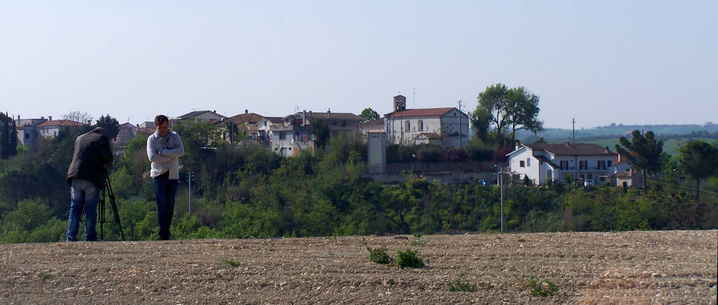 Regia di SIMONE DEL GROSSO Nato a Giulianova (Te) il 3/3/75, è Dottore di ricerca presso l Università D Annunzio di Pescara, Diplomato al corso di Produzione dell Immagine presso L Accademia