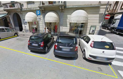 In piazza Manzoni, i posteggi per