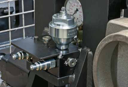 Vedere dati tecnici dell accumulatore di pressione utilizzato (n. 6919S-013 o n. 6919S- 040). Durante le procedure di accoppiamento e sganciamento le tubazioni devono essere senza pressione.