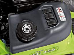 Lo svuotamento del cesto si effettua tramite comandi a pulsanti elettrici direttamente dal posto di guida; il sistema idraulico a due movimenti indipendenti consente di sollevare il cesto