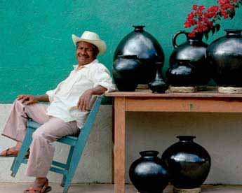 22 oaxaca Oaxaca Con un susseguirsi continuo di case basse, chiese, conventi e palazzi, Oaxaca mantiene la sua anima e il suo spirito coloniale.