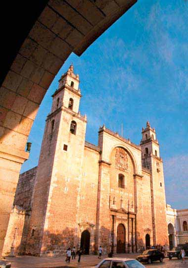26 mérida Mérida Conosciuta anche come la Città Bianca, non è solo un punto di partenza per visitare comodamente i siti archeologici ma anche una piacevole cittadina che mantiene un ambiente