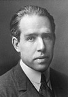 IL MODELLO ATOMICO DI BOHR (1913) Nils Bohr (1885 1962) L elettrone non può stare a una distanza qualsiasi dal nucleo, perché ruota intorno ad esso solo su orbite circolari determinate Il raggio