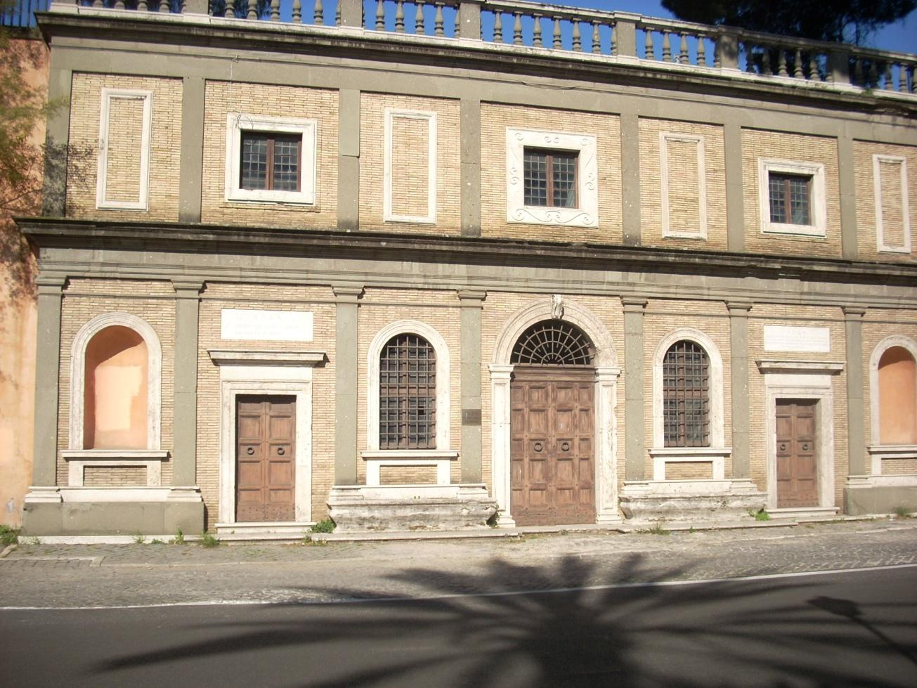 Casa di Michelangelo di Lovodico Buonarroti Simoni (1475-1564) Nel 1928, per sopperire alla mancanza d'acqua, fu costruito un serbatoio interrato all'interno del bastione prossimo all'ingresso su