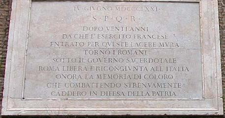 Il dualismo, tipico di Giano bifronte, è presente anche nelle lapidi commemorative poste lungo le mura.