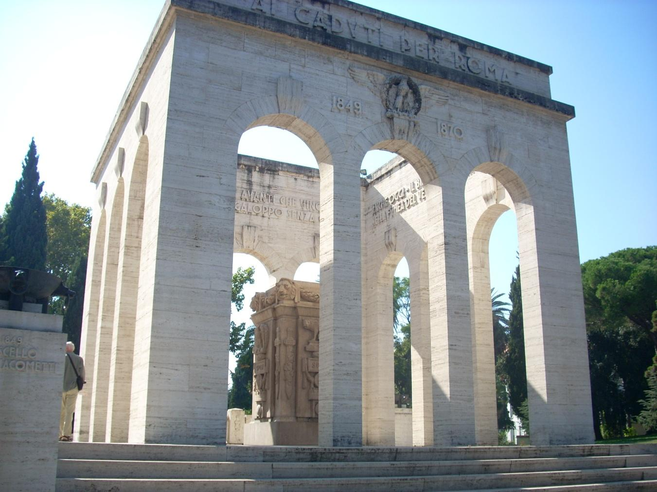 Il progetto del Mausoleo ai Caduti fu fortemente voluto dalla Società Mutuo Soccorso Reduci Garibaldini.