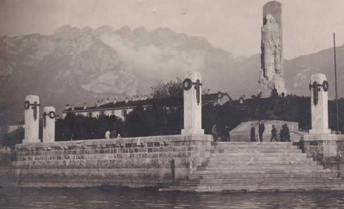 Fotografie della fine degli anni 20 con ancora visibili i fasci littori sui pilastri a lago Il Monumento si compone di un alta stele in granito, faro dallo stile rigoroso, composta da una figura