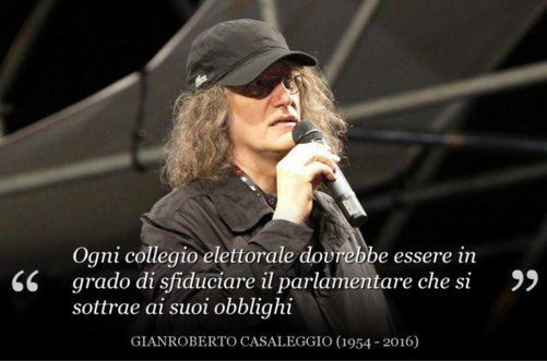Beppe Grillo ha appreso a Napoli della morte di Gianroberto Casaleggio, dove il comico si trova per una tappa del suo tour in programma stasera al Teatro Augusteo.