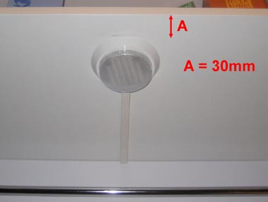 fluorescente posizionarlo in asse al pensile e a 30 mm dal filo