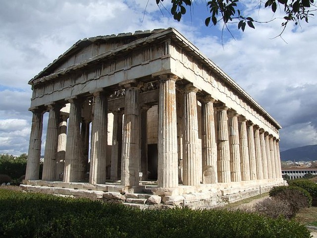 Agorà Era il centro della vita civile, così come l Acropoli lo era della vita religiosa; l area è dominata dal grande tempio