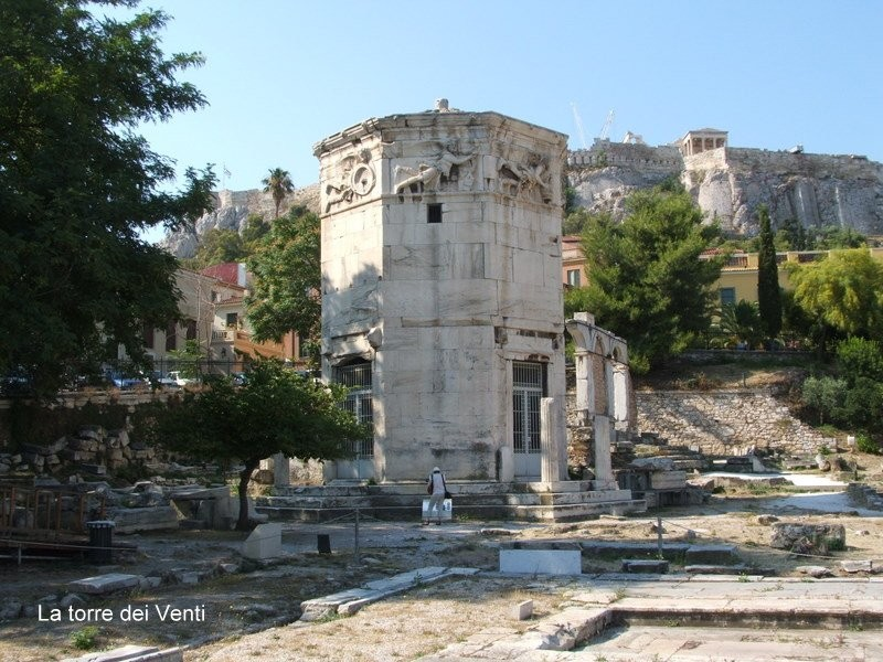 A lato della precedente, sotto il versante nord dell Acropoli la piazza rettangolare a porticati ionici testimonia l interesse riservato ad Atene dagli imperatori romani a partire da Augusto.