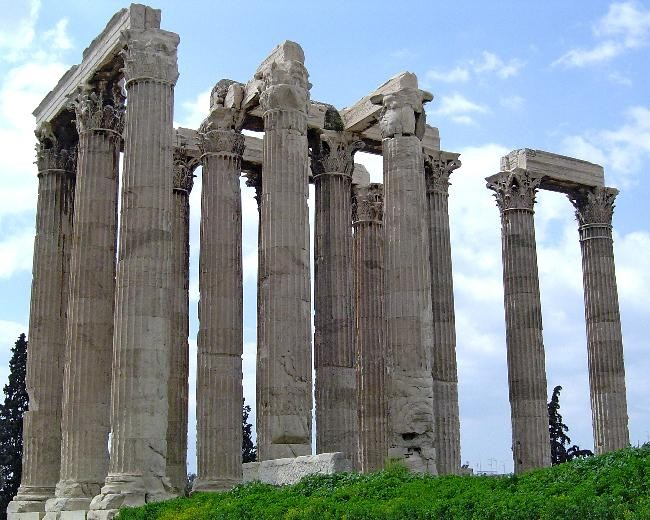 Olimpièion Il colossale tempio corinzio fu iniziato in onore di Zeus Olimpio nel secolo VI a.c. ma consacrato solo in età romana a cura di Adriano, al quale si deve anche l erezione dell arco trionfale a una sola fornice in marmo pentelico, noto come Porta di Adriano (II sec d.