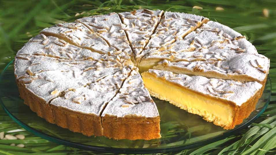 Torta della Nonna TORTE DA FORNO intera/whole Pasta frolla con crema pasticcera decorata con pinoli e mandorle a bastoncini e zucchero a velo.