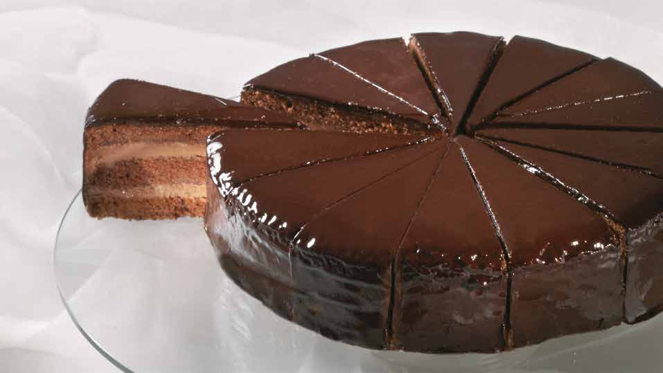 TORTE DI PASTICCERIA Torta Sacher Pan di spagna inzuppato con rhum bianco, panna chantilly alla gianduia e passata di albicocca ricoperta di cioccolato.