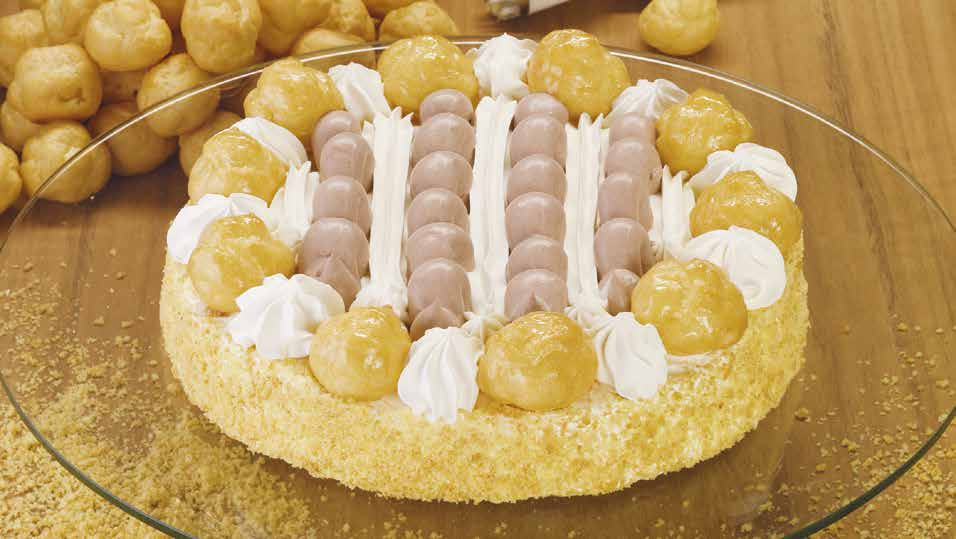 Torta Saint Honoré TORTE DI PASTICCERIA Strati di pan di spagna inzuppati con liquore, farciti con crema e panna chantilly allo zabaione, decorata con panna cioccolato, granella di nocciole e bignè