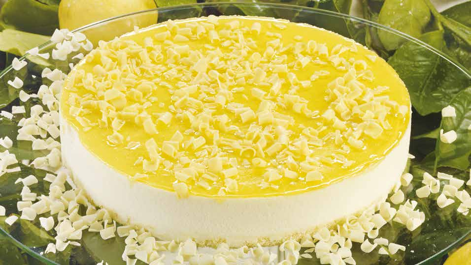 Mousse Limone TORTE DI PASTICCERIA Fondo di pan di spagna inzuppato con liquore al limone con uno strato di mousse al limone decorata con gelatina al limone.