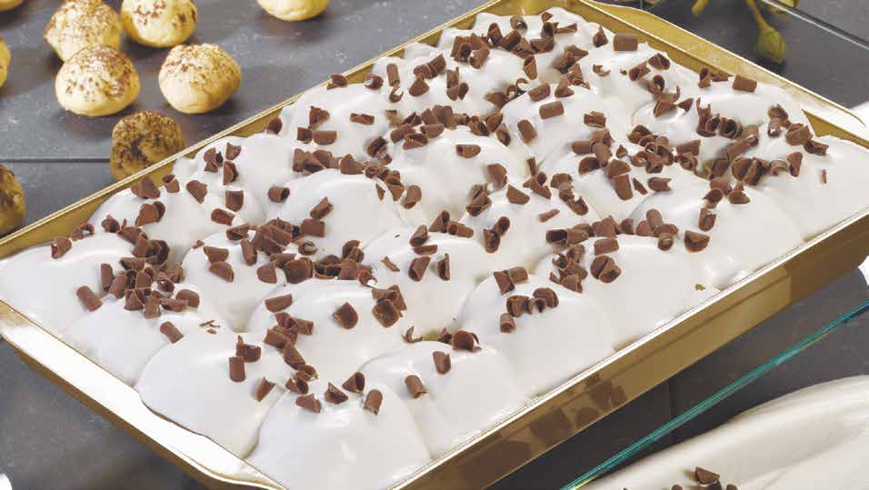 Profiteroles Vaschetta Bianco DOLCI AL CUCCHIAIO Bignè farciti con morbida panna e ricoperti di salsa al cioccolato bianco.