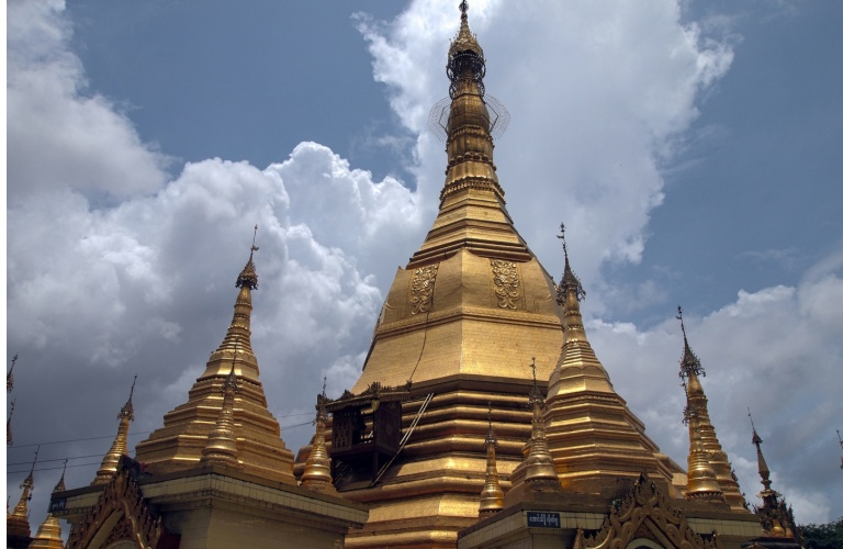 Originariamente la città era un villaggio fondato dai Mon e distrutto durante la seconda guerra anglo-birmana. Yangon è risorta in questo secolo.