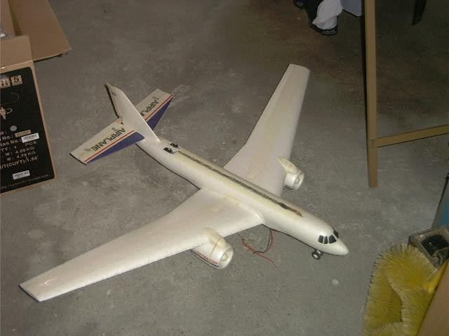 meticolosa) 50 AE19 Da completare, mai volato 40 Aereomodello SkyMaster, replica di aereo civile con motori elettrici modello turbine (fan) due servocomandi installati e lavori iniziati per portarlo