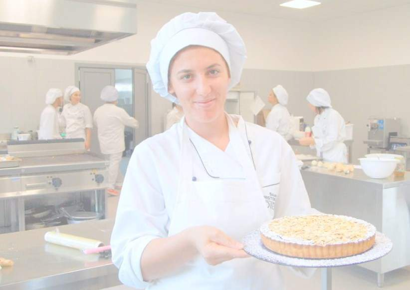 INTRODUZIONE AL CORSO Il Corso Professionale di Pasticceria ha l'obiettivo di formare un Pasticcere Professionista che sappia padroneggiare correttamente tutte le basi della pasticceria classica.