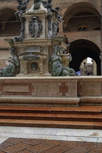 IL RESTAURO DELLA FONTANA DEL NETTUNO Il complesso lapideo (200 mq) presenta un degrado tipico dei manufatti esposti all aperto, legato agli agenti atmosferici, alla funzione d uso e alla