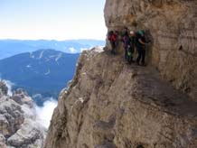 Kit/set da ferrata e dissipatore Una volta veniva usato un cordino legato in vita con un moschettone, oppure due nel migliore dei casi.