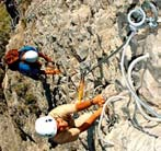 In ferrata: progressione in cordata su tratti impegnativi Tratto orizzontale impegnativo.