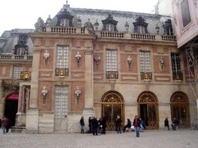 alla scuola, ci siamo trovati 1 direttamente alla Grille d Honneur, cioè nel punto d ingresso principale alla Reggia Castello Monumento Parco di cui avevamo studiato già da Roma che era stata