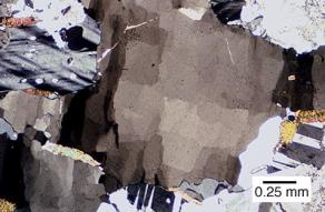 Se le dimensioni dei minerali sono differenti, le rocce hanno una microstruttura ETEROBLASTICA o PORFIROBLASTICA ed i cristalli più grandi sono detti