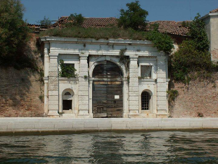 Dopo la Guerra di Chioggia fu riconosciuto come fondamentale luogo strategico per garantire la sicurezza della laguna sud.