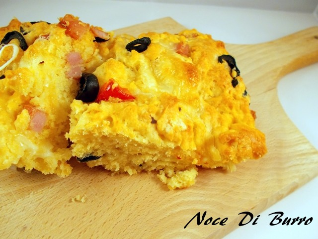 Focaccia spiritosa, ricetta salata Noce Di Burro 300 g di farina 00 50 g di grana grattugiato 1 bustina di lievito istantaneo per torte salate 2 uova 60 ml di olio d oliva sale 150 g di mozzarella 1