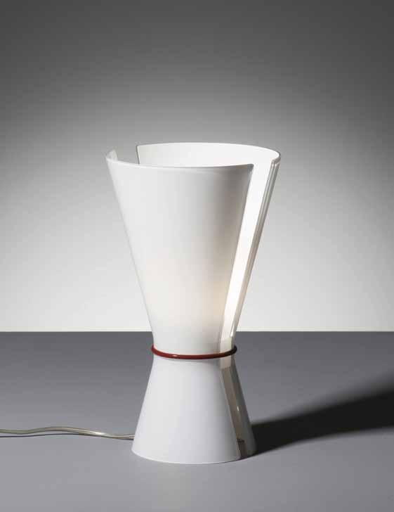 FLIP.TA Lampada da tavolo. Lampada da tavolo dal design moderno. La sua particolare forma le permette di essere capovolta ed avere effetti di luce sempre differenti.
