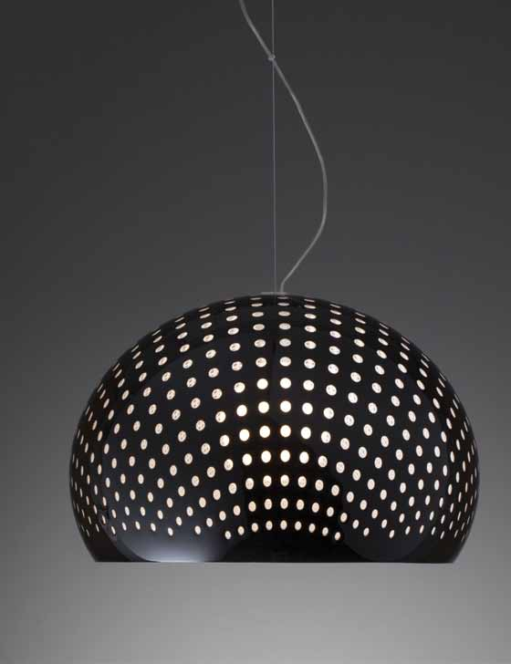 STARRY Lampada a sospensione. Il diffusore in metacrilato stratificato è caratterizzato da una grande lavorazione a punti, trasparenti e luminosi.