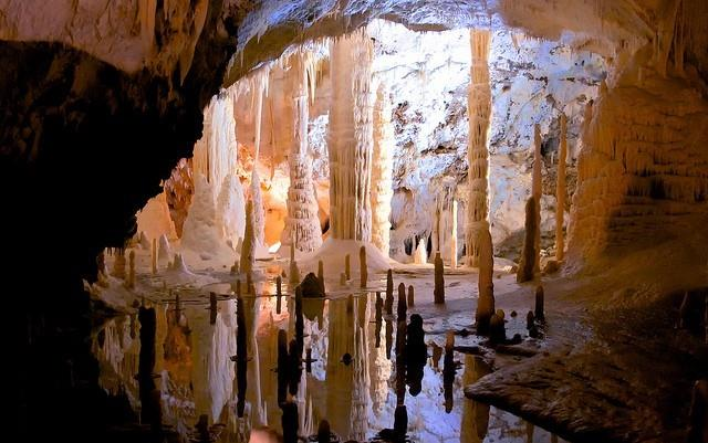SANTADI & GROTTE IS ZUDDAS Si possono ammirare stupende e talvolta imponenti concrezioni: dalle stalattiti alle stalagmiti, passando per le colate e le cannule fino alle rare eccentriche di aragonite