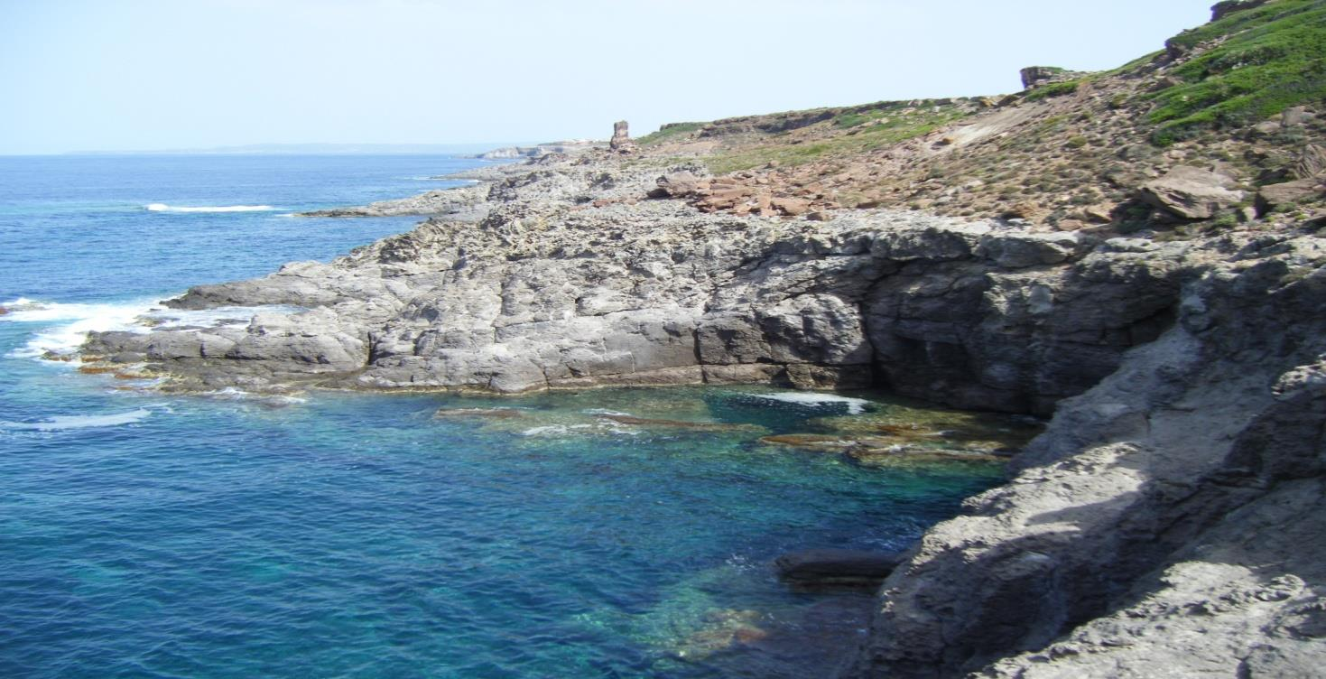 In caso di vento Maestrale la spiaggia dei francesi rimane ben riparata e con acqua piatta.