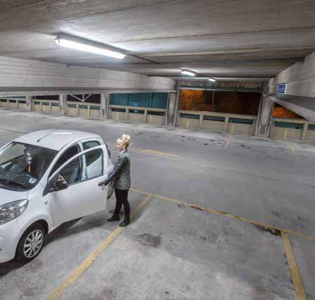 Sia i conducenti che i pedoni, spostandosi nel parcheggio, beneficiano di un'illuminazione