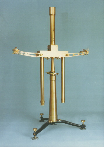 Il principio di equivalenza: il fondamento della relatività generale (V) Bilancia di Eövös: tale strumento, servì a verificare l'equivalenza della massa inerziale e di quella gravitazionale ovvero