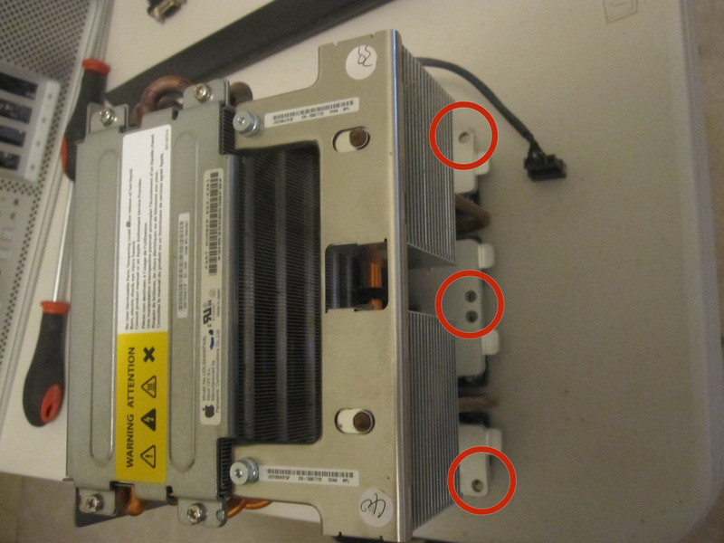 Le viti sono un po 'nascosti, in modo che non possano essere vedere in foto. Per visualizzare la posizione delle viti guardare 3 passi avanti.