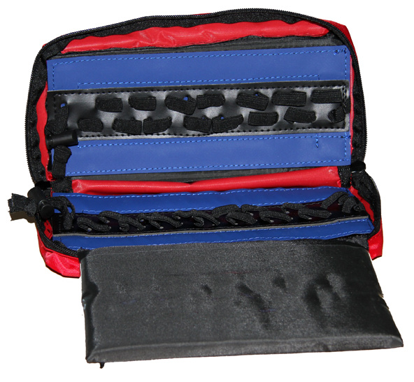 Ampollario con apertura a libro Tessuto antistrappo impermeabile di colore rosso Dotato di 2 strisce posteriori tipo velcro per il fissaggio all interno di borse e zaini 2 parti con elastici
