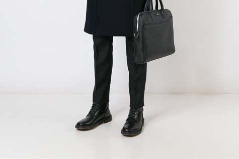 Cappotto Helsinki Cappotto nero fino al ginocchio, forma squadrata, con 5 bottoni Colore: nero