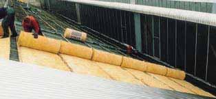 risanamento vecchi tetti (attraverso il metodo della ricopertura) 3ª Fase - Coibentazione della copertura Quando è indispensabile migliorare le proprietà termoisolanti del tetto, si procede stendendo