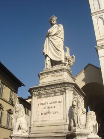 Ci sono parecchie tombe di persone celebri come Michelangelo, Machiavelli, Rossini, Galileo.. Queste persone hanno abitato a Firenze. La basicilica rappresenta bene l arte Fiorentina del XIVs.