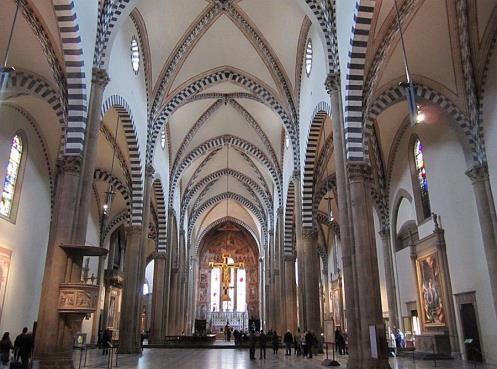 La chiesa Santa Maria Novella, la prima basilica di Firenze si trova in Piazza Santa Maria Novella. E' stata la preferita di Michelangelo.